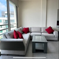 Suite Deluxe, 1 lit double, balcon, vue mer | Coin séjour | Télévision à écran plat