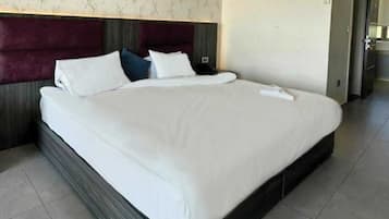 Deluxe Double Room, 1 Bedroom, Balcony, Beach View | 1 bilik tidur, bar mini, peti besi dalam bilik, meja
