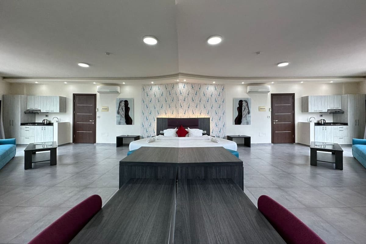 Executive Suite, 1 Bedroom, Kitchenette, Mountain View | Minibar, in-room safe, desk, rollaway beds (surcharge)