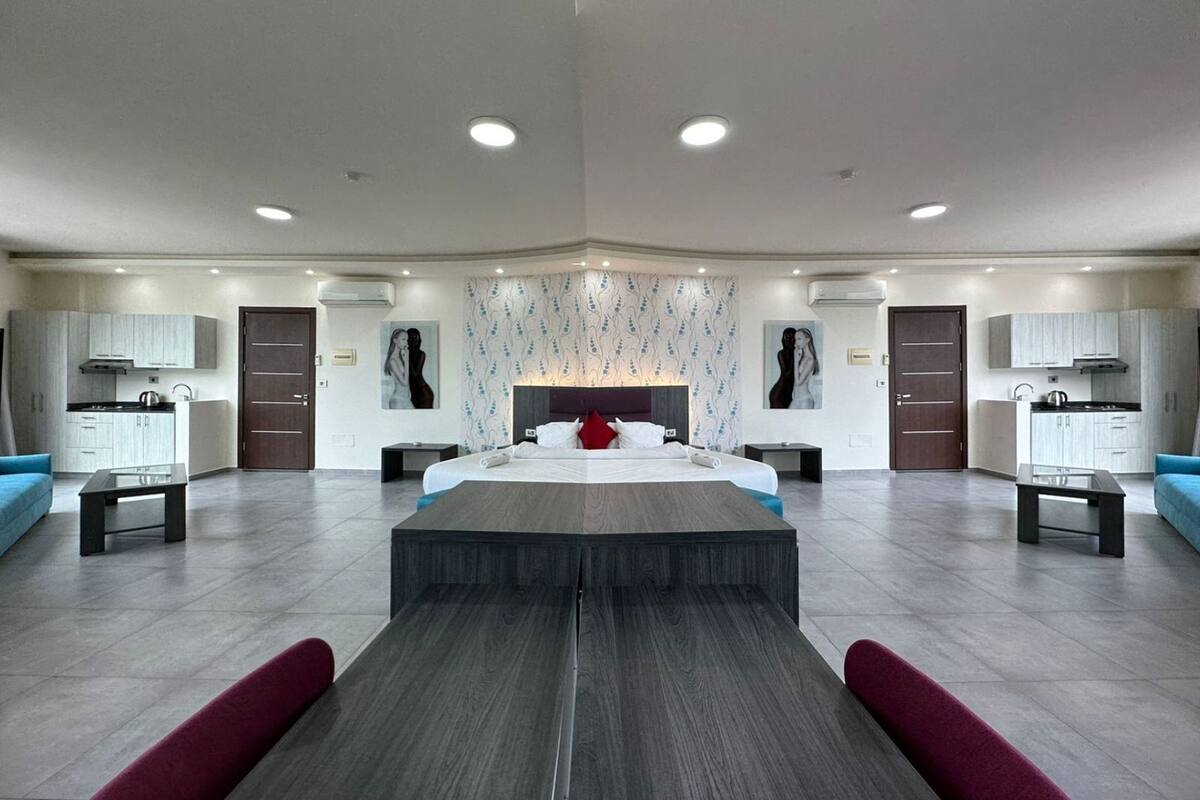Executive Suite, 1 Bedroom, Kitchenette, Mountain View | 1 bedroom, minibar, in-room safe, desk
