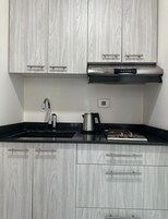 Réfrigérateur, micro-ondes (sur demande), bouilloire électrique