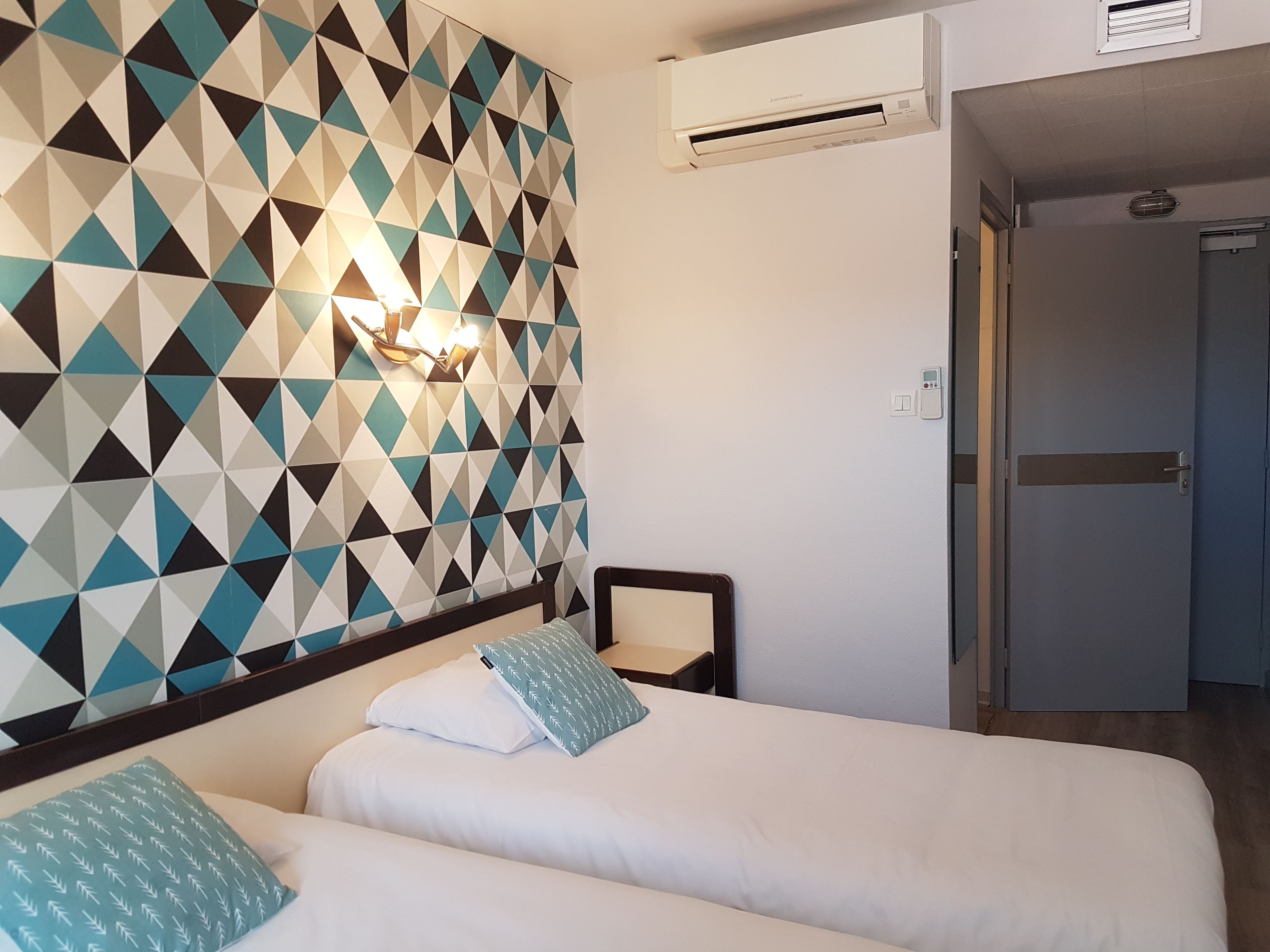 standard double room, 2 single beds | premium bedding, select comfort beds, desk, soundproofing