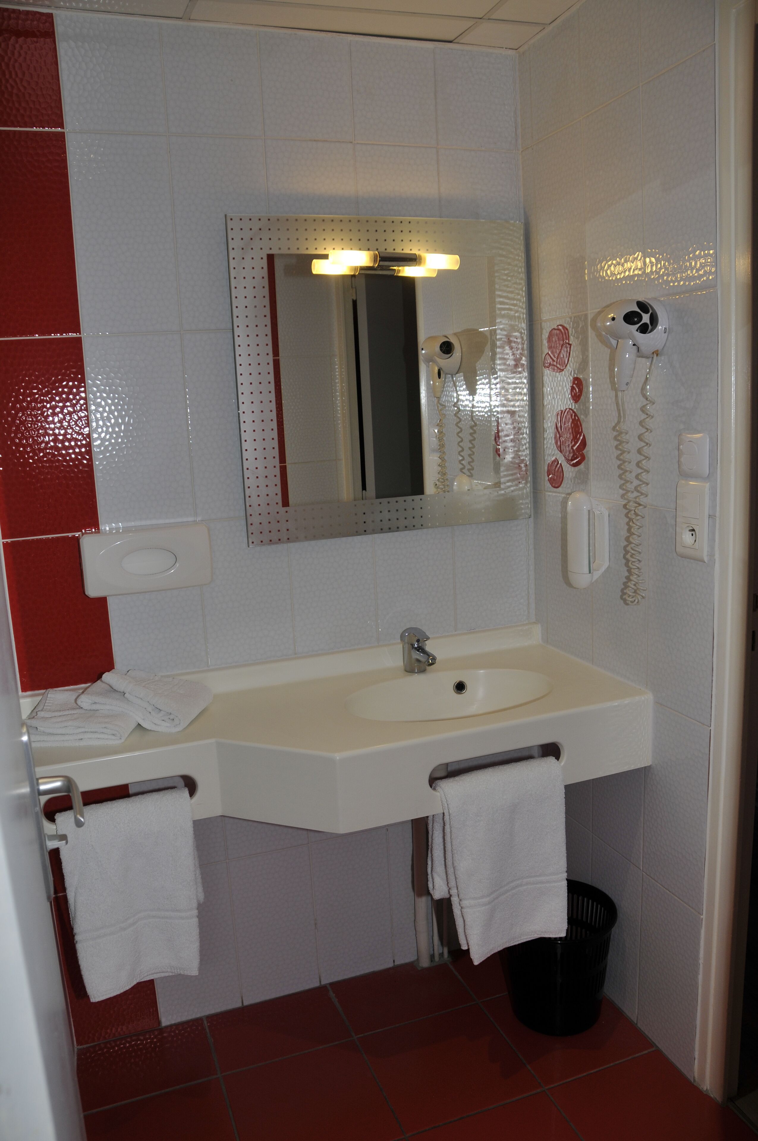 standard double room, 2 single beds | bathroom | free toiletries, towels
