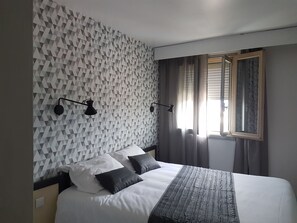 Standard Room | Premium bedding, Select Comfort beds, desk, soundproofing - Hotel Nestor (Bourg-les-Valence)