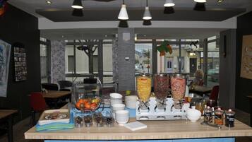 Bữa sáng buffet hàng ngày (9 EUR/mỗi người)