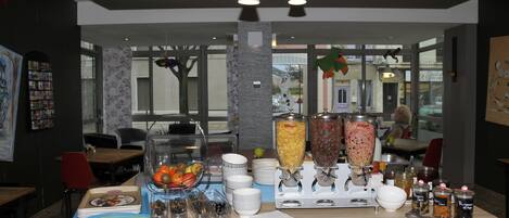 Desayuno buffet (EUR 9 por persona)