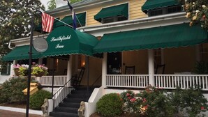 A two-story building with a green awning labeled "Smithfield Inn." - Smithfield Inn (Smithfield)