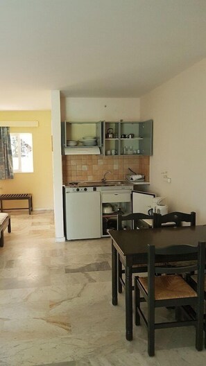 Dining - MARIKAS APARTMENTS (AGIA MARINA CHANIA CRETE)