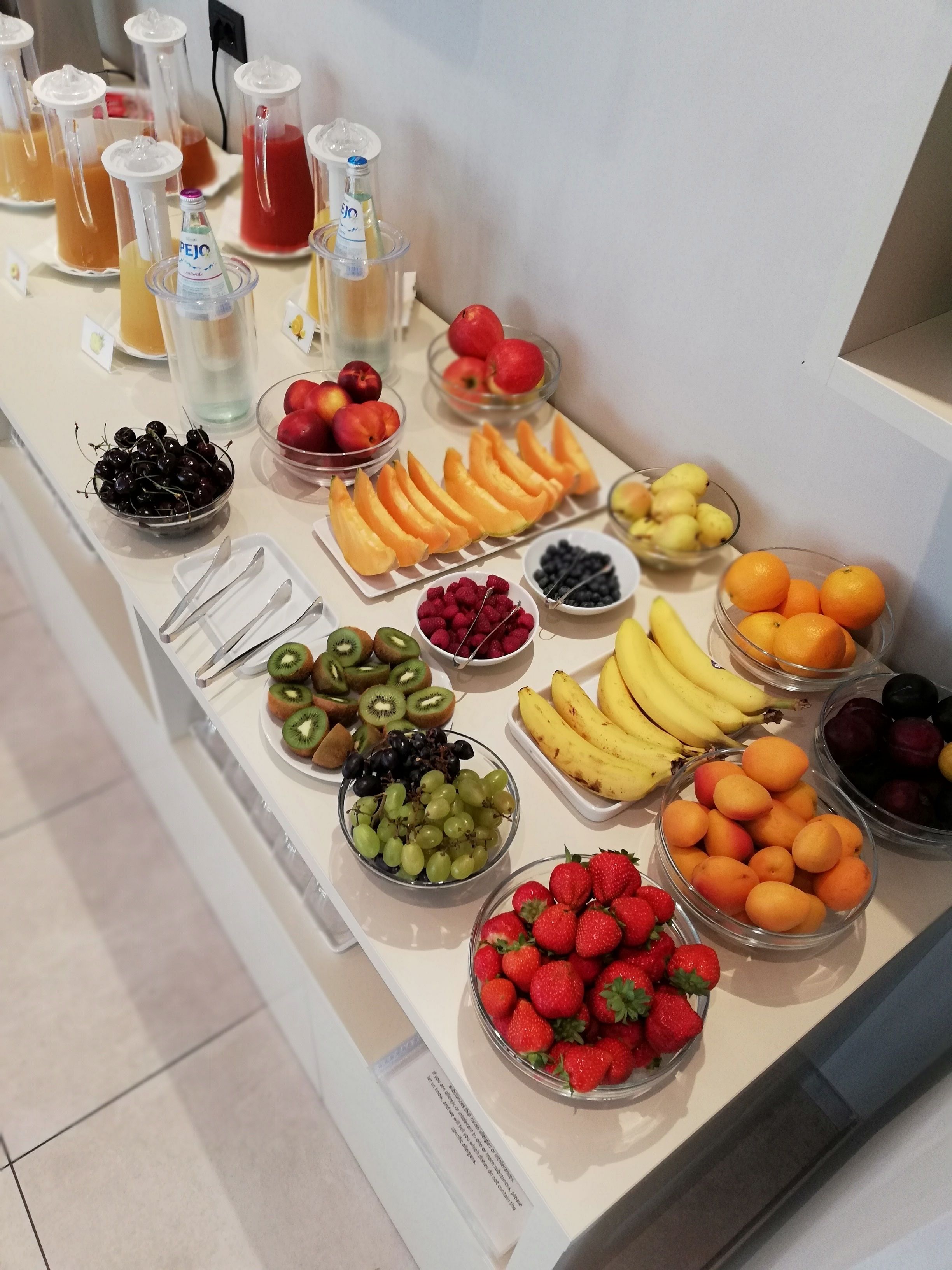 EinBuffet mit verschiedenen Früchten und Getränken.