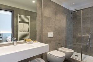 Comfort tweepersoonskamer, balkon | Badkamer | Een douche, een regendouche, gratis toiletartikelen, een haardroger