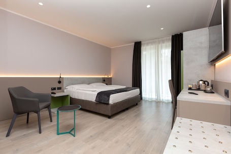 Minibar, caja de seguridad en la habitación y muebles diferentes