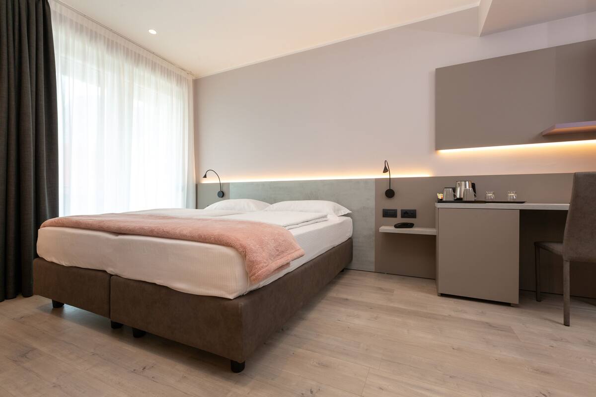 comfort double room, balcony | minibar, in-room safe, individually furnished, desk