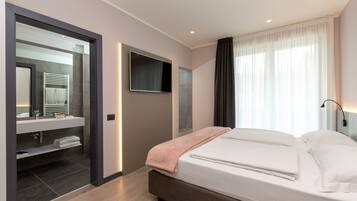 Chambre Double Confort, balcon | Minibar, coffres-forts dans les chambres, ameublement personnalisé