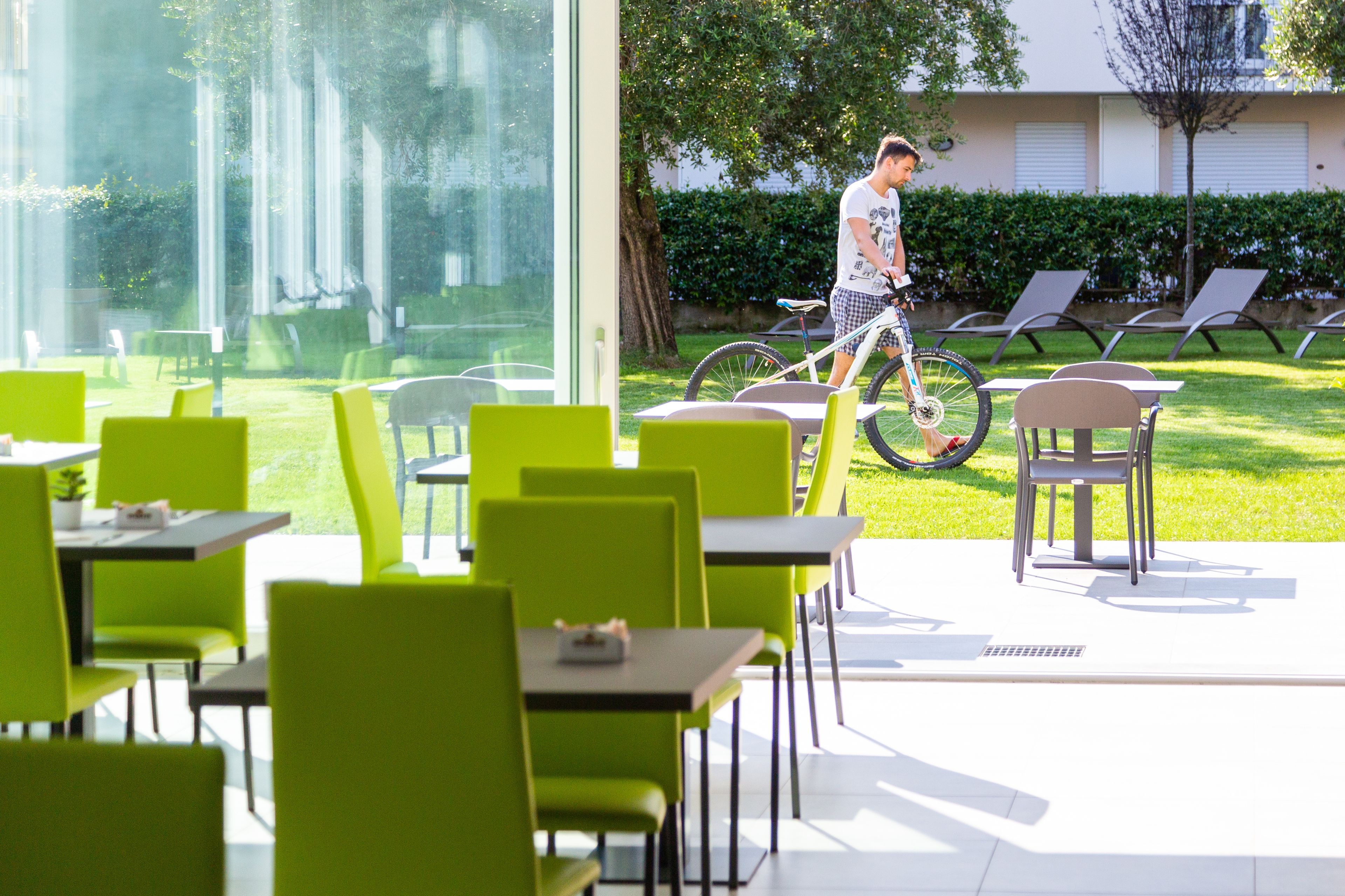 Free buffet breakfast 