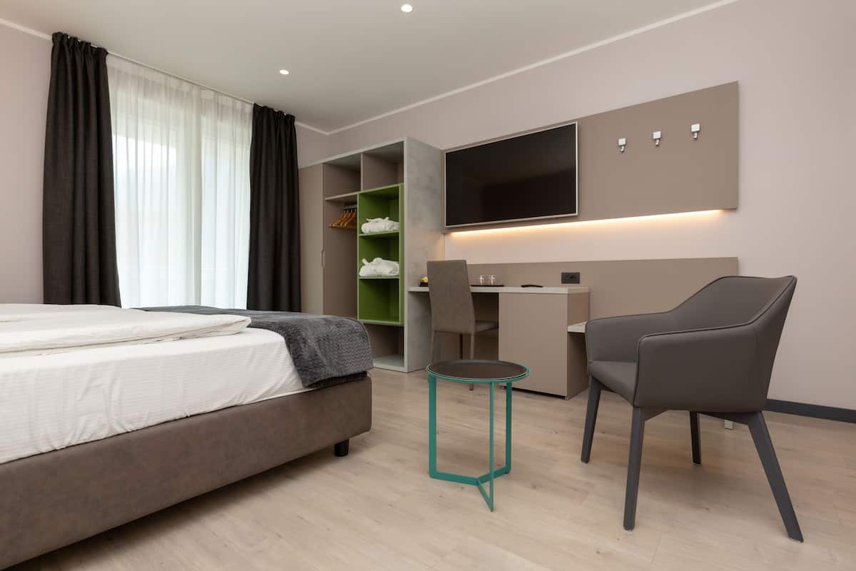Superior tweepersoonskamer, balkon | Een minibar, een kluis op de kamer, individueel gemeubileerd, een bureau