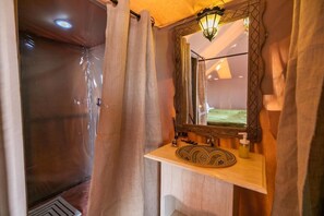 Deluxe Tent, Multiple Beds | Bathroom | Shower, free toiletries, hair dryer, towels