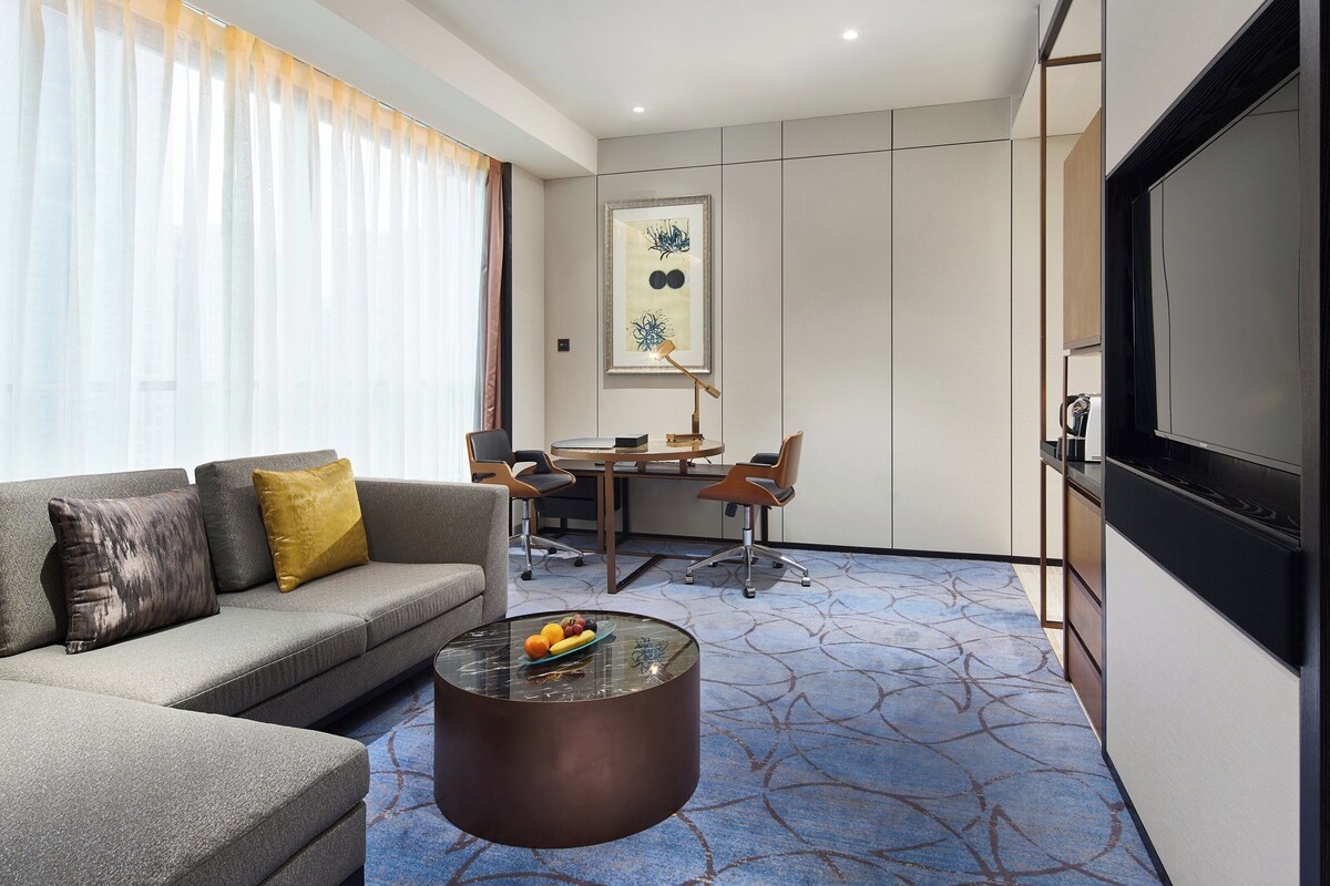 Suite, 1 habitación, con acceso al salón lounge del club, vista al lago | Ropa de cama de alta calidad y caja de seguridad en la habitación 