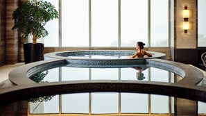 Piscina coperta, una piscina sportiva, lettini