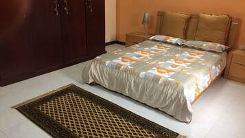 Deluxe tweepersoonskamer, 1 queensize bed, gemeenschappelijke badkamer | Luxe beddengoed, een bureau, gratis wifi