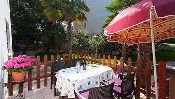 Laptop workspace, soundproofing, WiFi, bed sheets