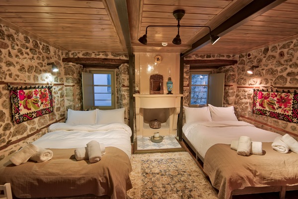 R3 Traditional Quadruple Room | ملاءات من القطن المصري وأغطية فراش متميزة وبديكورات فريدة لكل غرفة ومكتب