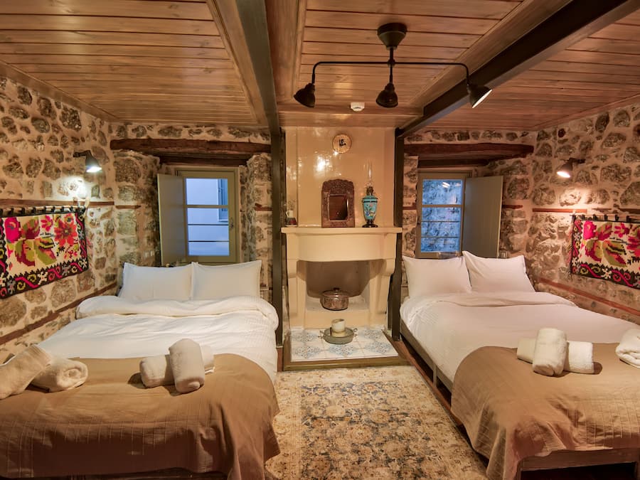 R3 Traditional Quadruple Room | Egyptian cotton sheets, premium bedding, individually decorated, desk