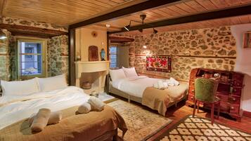 R3 Traditional Quadruple Room | Egyptian cotton sheets, premium bedding, individually decorated, desk