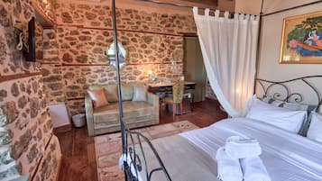 R6 Luxury Double Room, Balcony, Garden View | Egyptian cotton sheets, premium bedding, individually decorated, desk