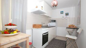 Apartment, 1 Schlafzimmer, Terrasse, Meerblick | Eigene Küche | Großer Kühlschrank, Mikrowelle, Ofen, Herdplatte