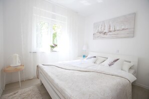 Apartemen, 1 kamar tidur, teras, pemandangan kebun | 1 kamar tidur, seprai premium, brankas, dan kedap suara