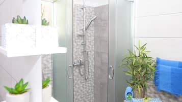 Appartement, 1 chambre, terrasse, vue jardin | Ăquipements de salle de bain | Douche, articles de toilette gratuits, sĂšche-cheveux, chaussons