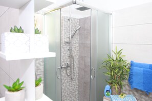 อพาร์ทเมนท์, 1 ห้องนอน, ระเบียง, วิวสวน | สิ่งอำนวยความสะดวกในห้องน้ำ | ฝักบัว, ของใช้ในห้องน้ำฟรี, ไดร์เป่าผม, รองเท้าสวมภายในห้อง