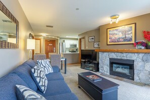 Televisión, chimenea y reproductor de DVD 