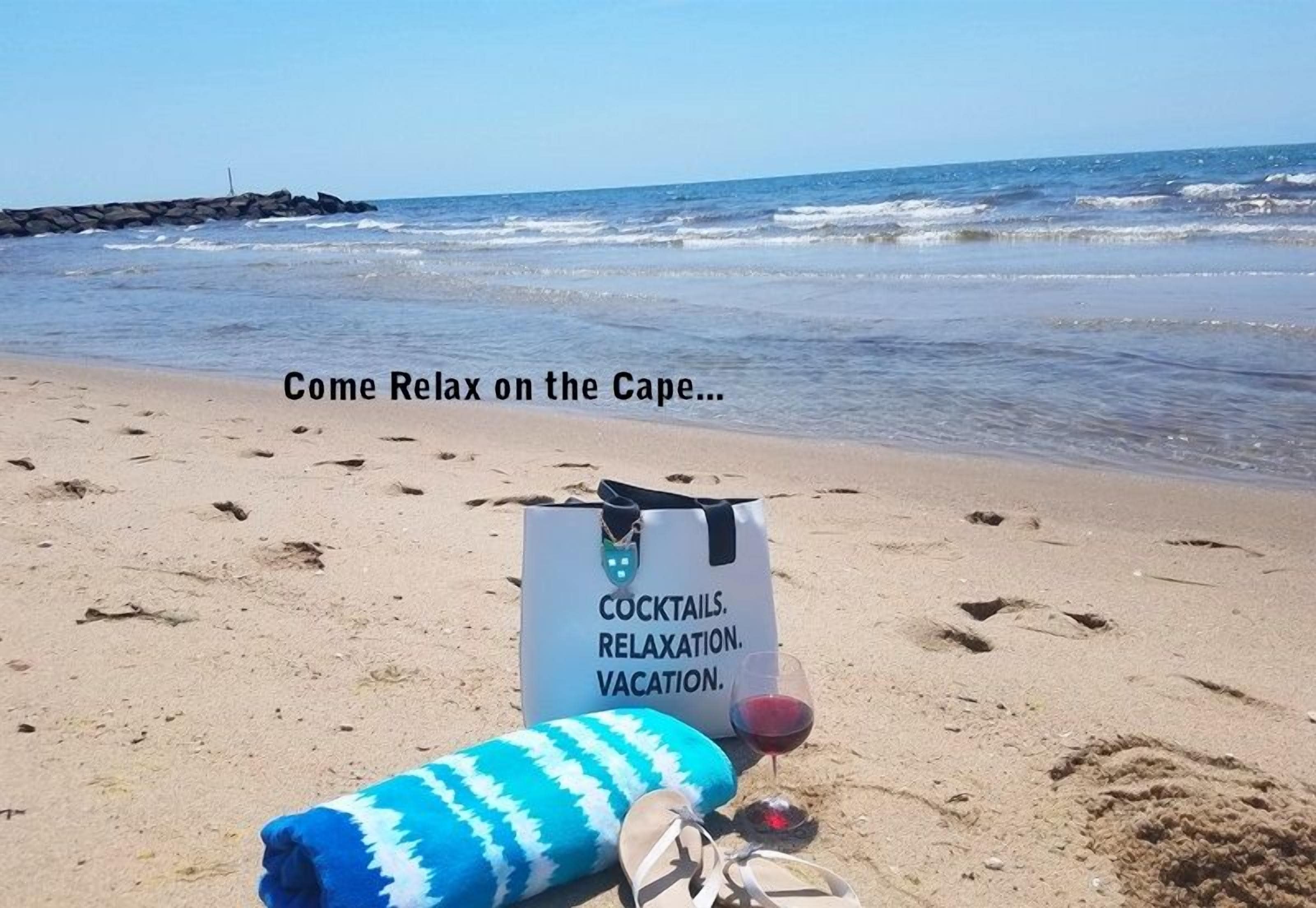 Eine Strandansicht mit einem Schild, auf dem steht: COCKTAILS RELAXATION VACATION.