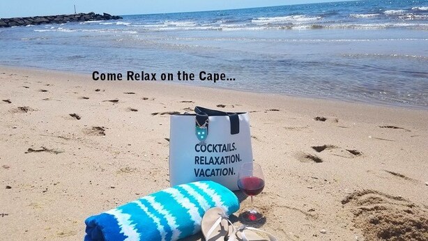 Eine Strandansicht mit einem Schild, auf dem steht: COCKTAILS RELAXATION VACATION.
