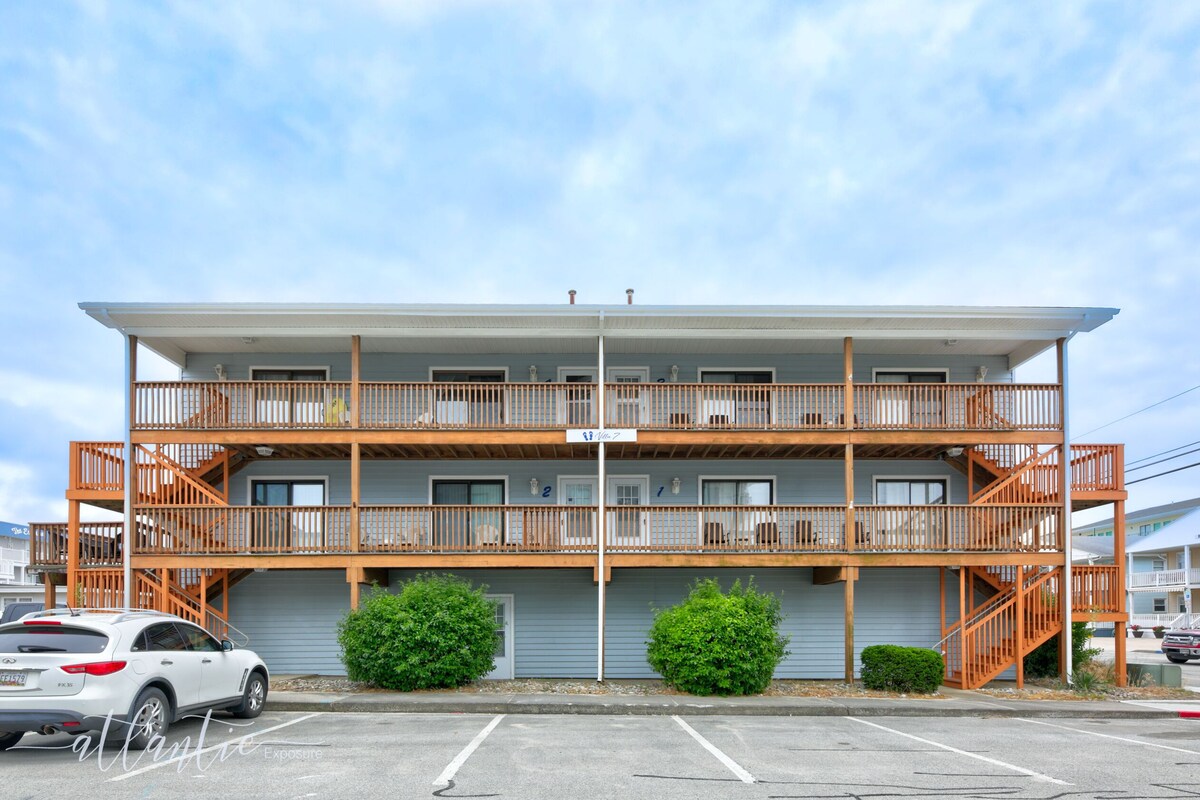 V73 - Beautiful 3BR/2BA Ocean View! Pet-Friendly! Just one bldg from the beach!