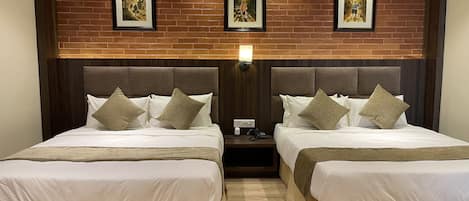 Executive driepersoonskamer, 2 queensize bedden | 1 slaapkamer, luxe beddengoed, bedden met traagschuimmatras, een minibar