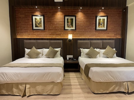 Executive Triple Room, 2 Queen Beds | 1 bedroom, premium bedding, memory foam beds, minibar