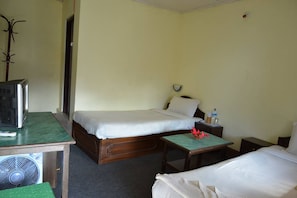 Quarto econômico | Escrivaninha, camas extras/dobráveis (sobretaxa), Wi-Fi de cortesia