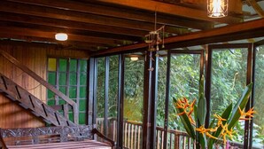 Un intérieur en bois comprenant une table à manger, des chaises, un canapé et un escalier.