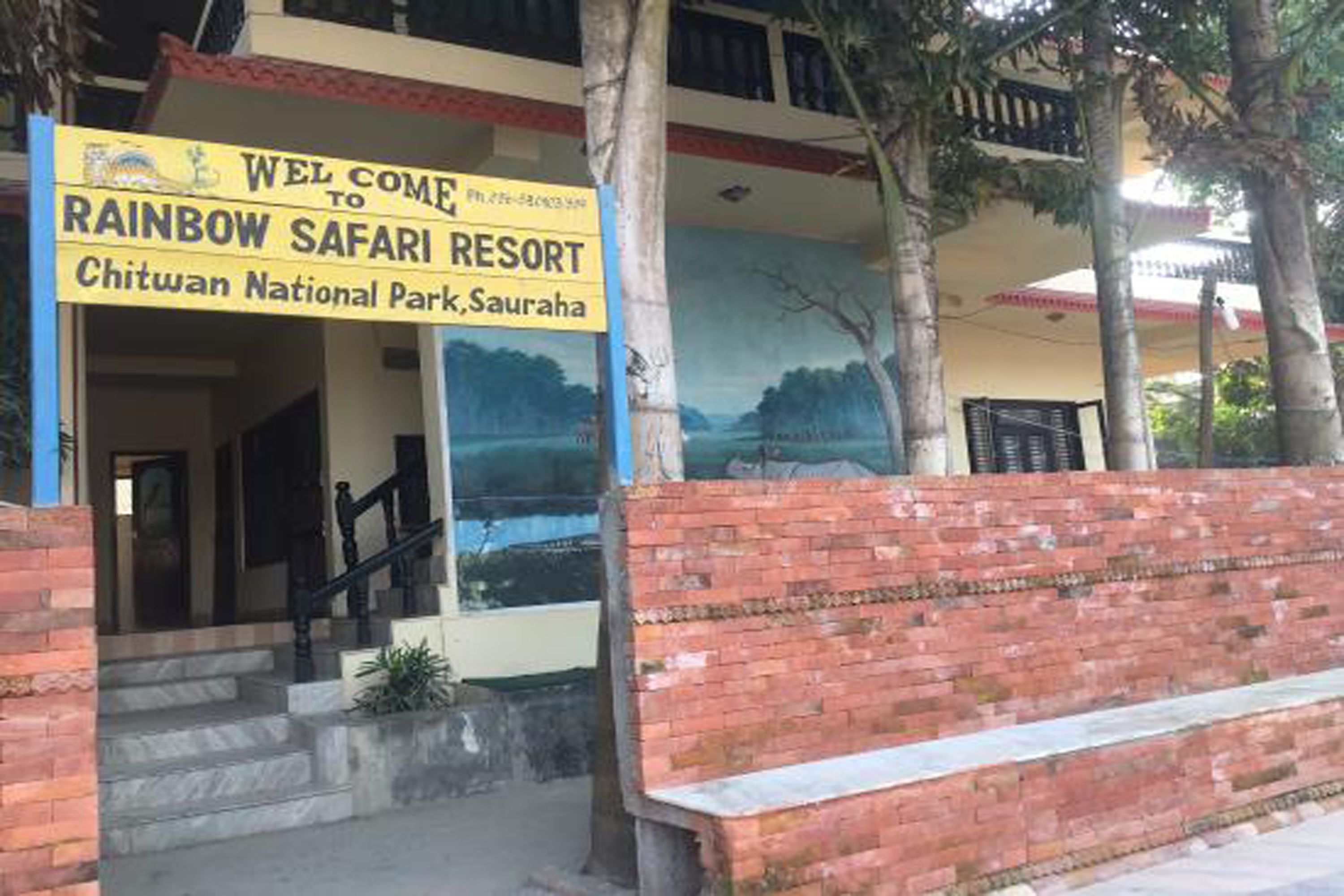 Una señal de bienvenida a los visitantes al Rainbow Safari Resort en el Parque Nacional de Chitwan, Sauraha.