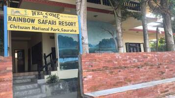 Una señal de bienvenida a los visitantes al Rainbow Safari Resort en el Parque Nacional de Chitwan, Sauraha.
