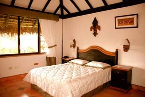 Desk, soundproofing, free WiFi - Rainbow Safari Resort (Sauraha)