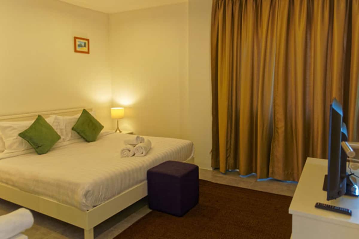 1 bedroom, desk, blackout curtains, cots/infant beds