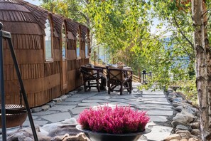 ดีลักซ์ชาเลท์, เตียงควีนไซส์ 1 เตียง, ซาวน่า, วิวทะเลสาบ | ลานระเบียง/นอกชาน