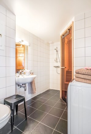 Deluxe House, 4 Bedrooms | Bathroom | Shower, hair dryer, towels