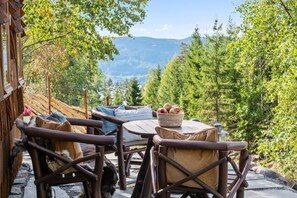 Deluxe-Chalet, 1 Queen-Bett, Sauna, Seeblick | Terrasse/Patio