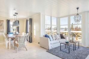 บ้านดีลักซ์, 4 ห้องนอน | บริเวณนั่งเล่น | สมาร์ททีวี, เตาผิง, Netflix