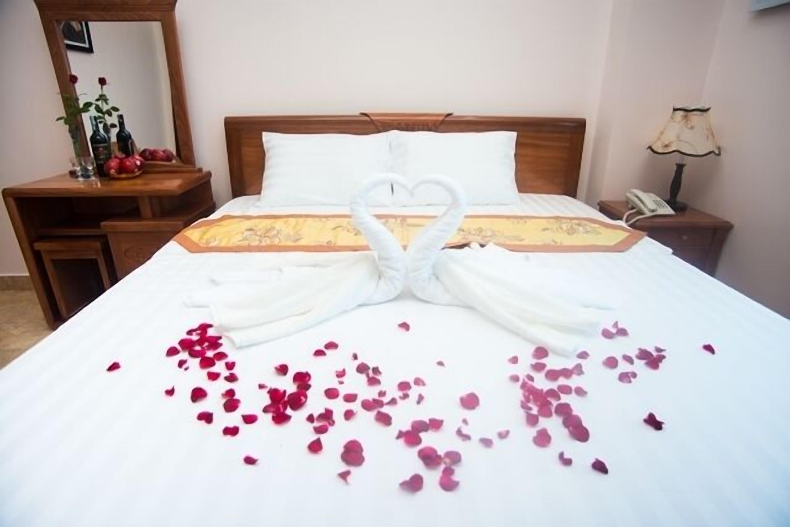 deluxe double room | minibar, desk, free wifi