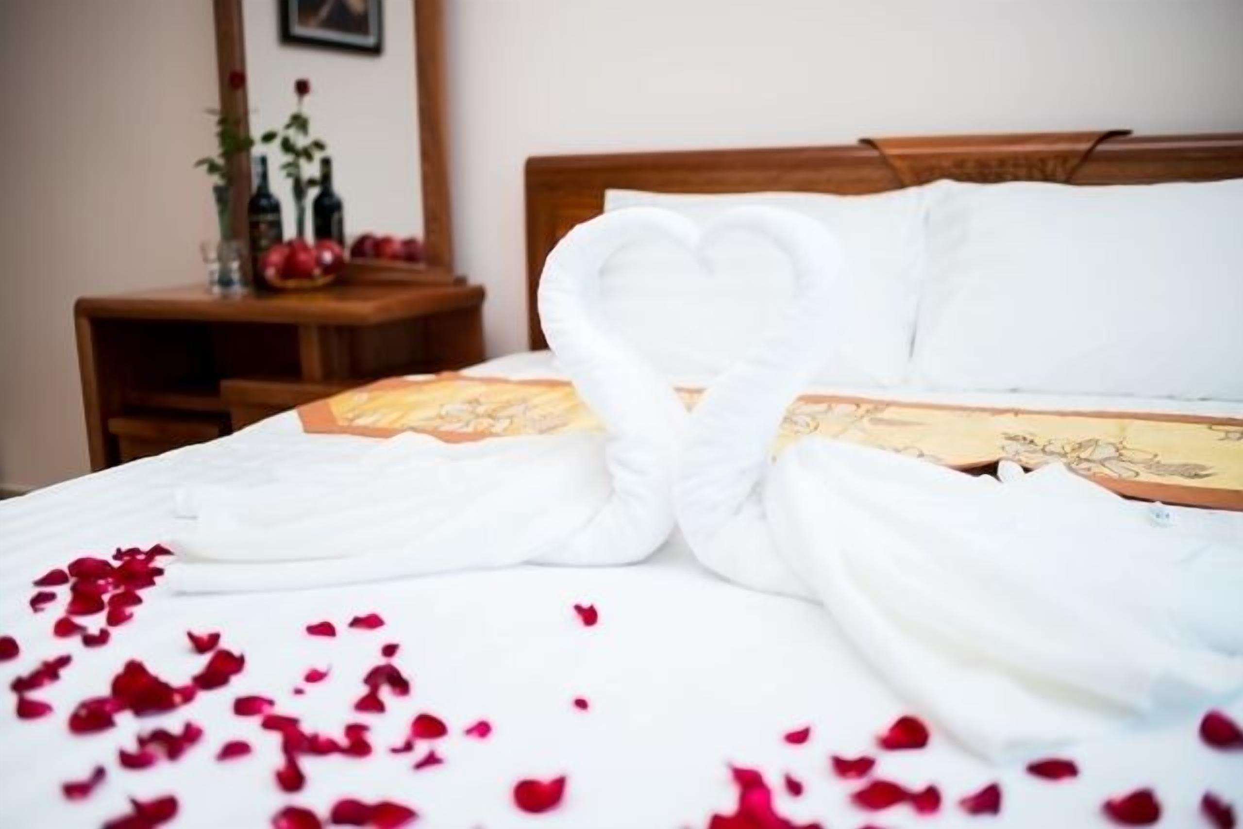 deluxe double room | minibar, desk, free wifi